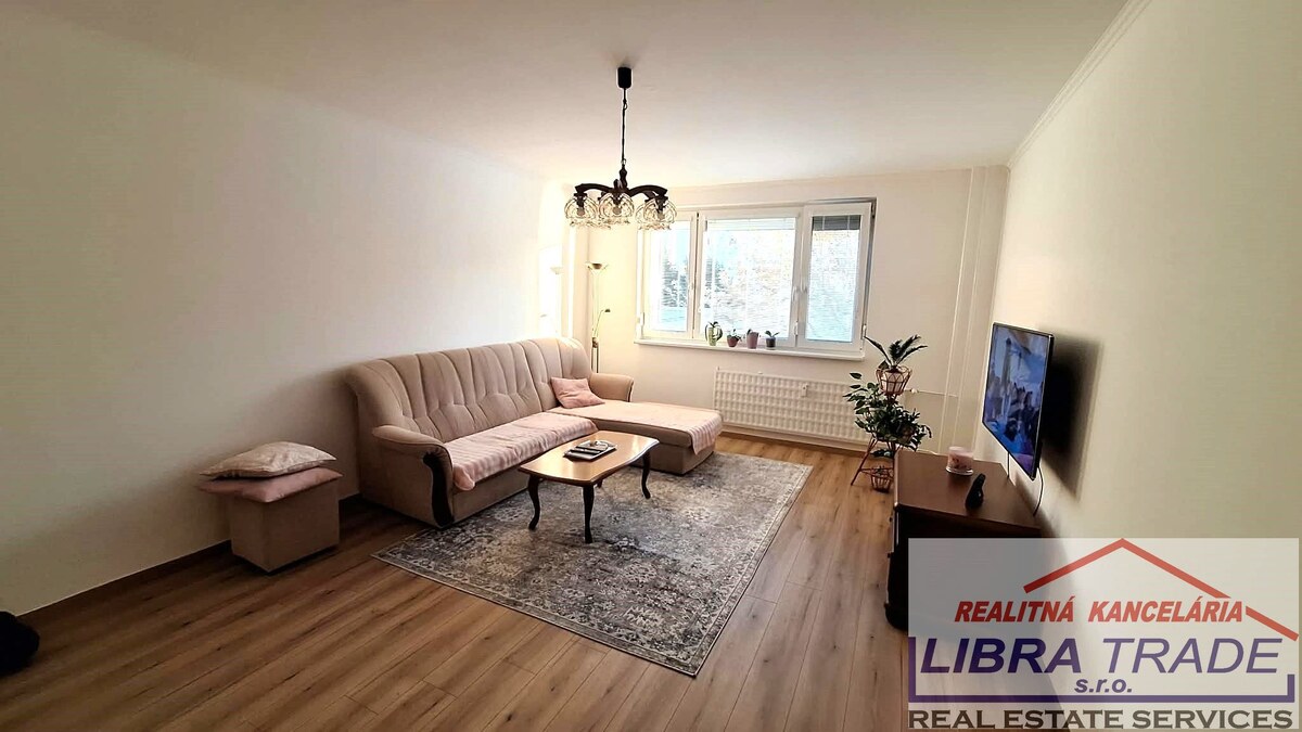 PREDAJ - Kompletne prerobeného 3 izbového bytu s loggiou na ulici Vodnej v Komárne  — foto 11