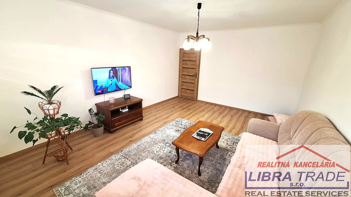 PREDAJ - Kompletne prerobeného 3 izbového bytu s loggiou na ulici Vodnej v Komárne  — foto 13