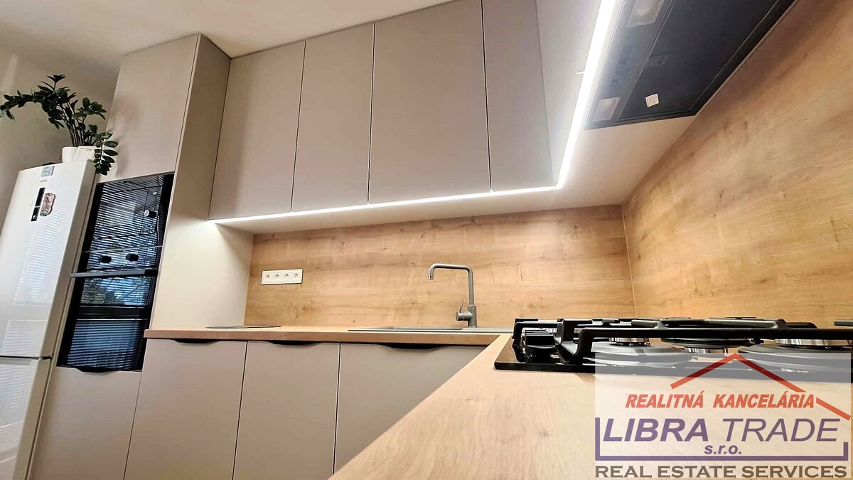 PREDAJ - Kompletne prerobeného 3 izbového bytu s loggiou na ulici Vodnej v Komárne  — foto 4