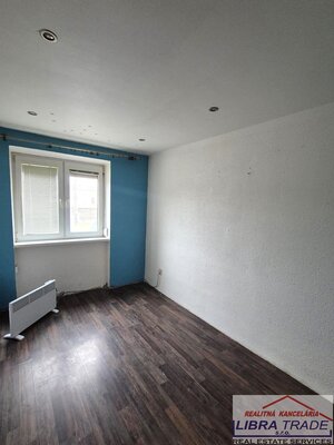PREDAJ - 2 izbový tehlový byt prerobený na 3 izbový byt s vlastným kúrením v Komárne  — foto 11