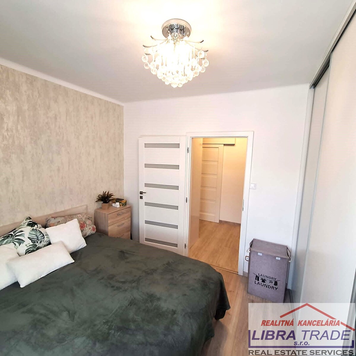 PREDAJ - Kompletne prerobený 3 izbový byt neďaleko centra v Komárne  — foto 15