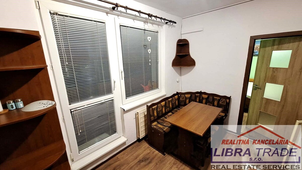 EXKLUZÍVNY PREDAJ - Čiastočne prerobený 3 izbový byt s loggiou na Českej ul. v Komárne VII. sídlisko DOHODA MOŽNÁ!  — foto 4