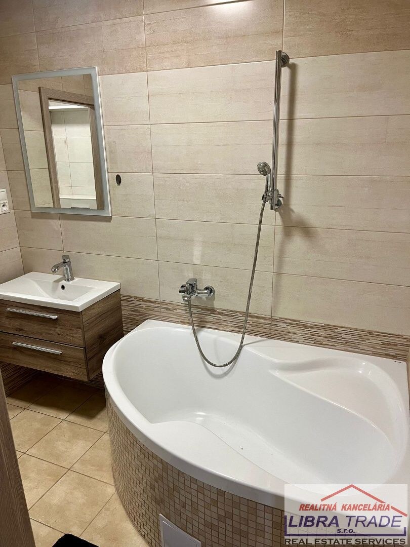 Prenájom - 2-izb.zariadený byt s balkónom v meste Šurany. — foto 6
