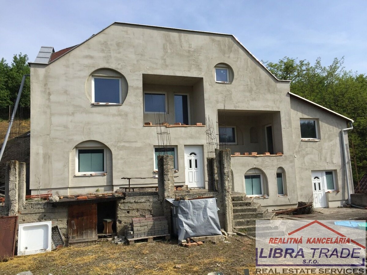 PREDAJ - veľký rozostavaný rodinný dom vhodný aj na podnikateľské účely - ubytovňa, penzión. Len 4 km od Štúrova. ODPORÚČAME.