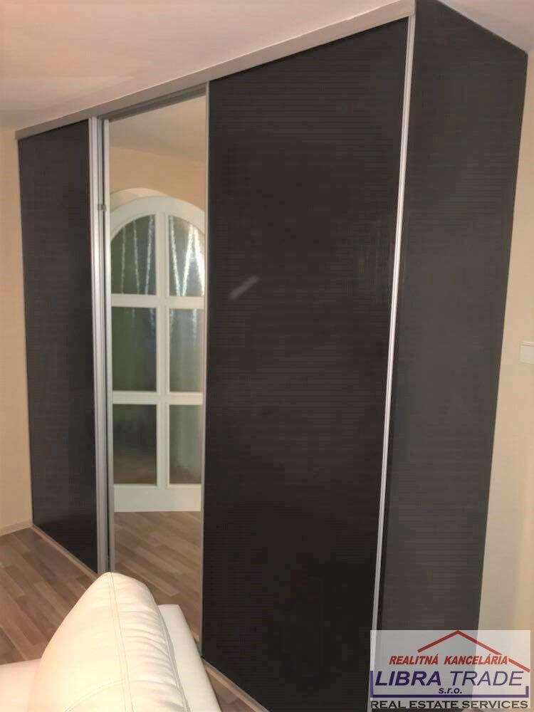 Predaj - polyfunkčný objekt s 2 bytovými jednotkami a podnikateľskými priestormi v centre Komárna — foto 13