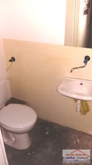 Predaj - polyfunkčný objekt s 2 bytovými jednotkami a podnikateľskými priestormi v centre Komárna — foto 23