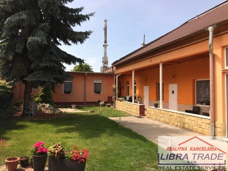Predaj - 8 izbový rodinný dom pre viacčlennú rodinu vhodný aj pre podnikanie v Komárne — foto 2