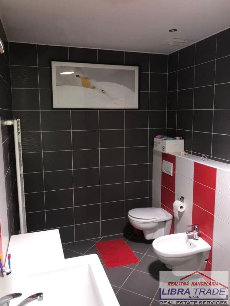 Predaj - 8 izbový rodinný dom pre viacčlennú rodinu vhodný aj pre podnikanie v Komárne — foto 16