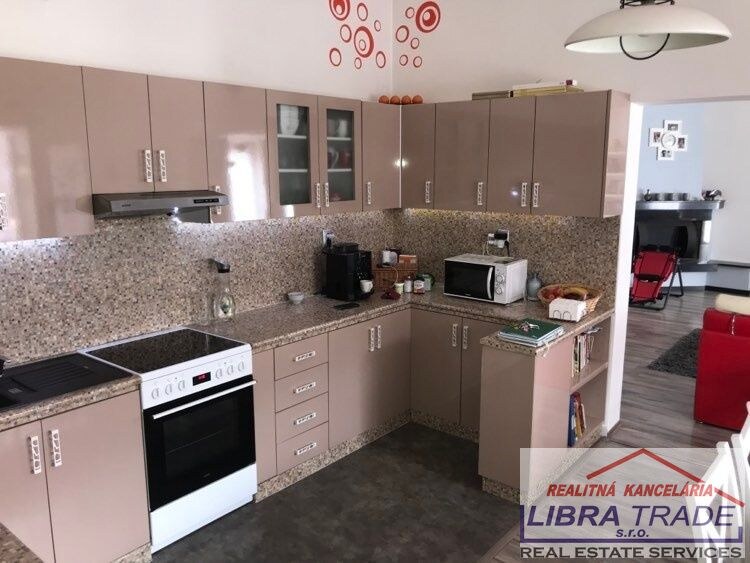 Predaj - 8 izbový rodinný dom pre viacčlennú rodinu vhodný aj pre podnikanie v Komárne — foto 25