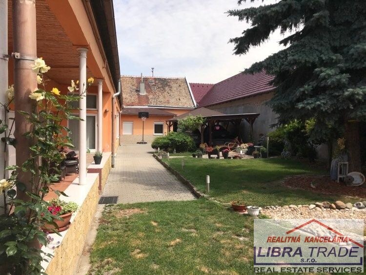 Predaj - 8 izbový rodinný dom pre viacčlennú rodinu vhodný aj pre podnikanie v Komárne — foto 7