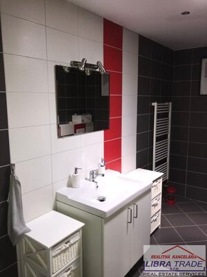 Predaj - 8 izbový rodinný dom pre viacčlennú rodinu vhodný aj pre podnikanie v Komárne — foto 17
