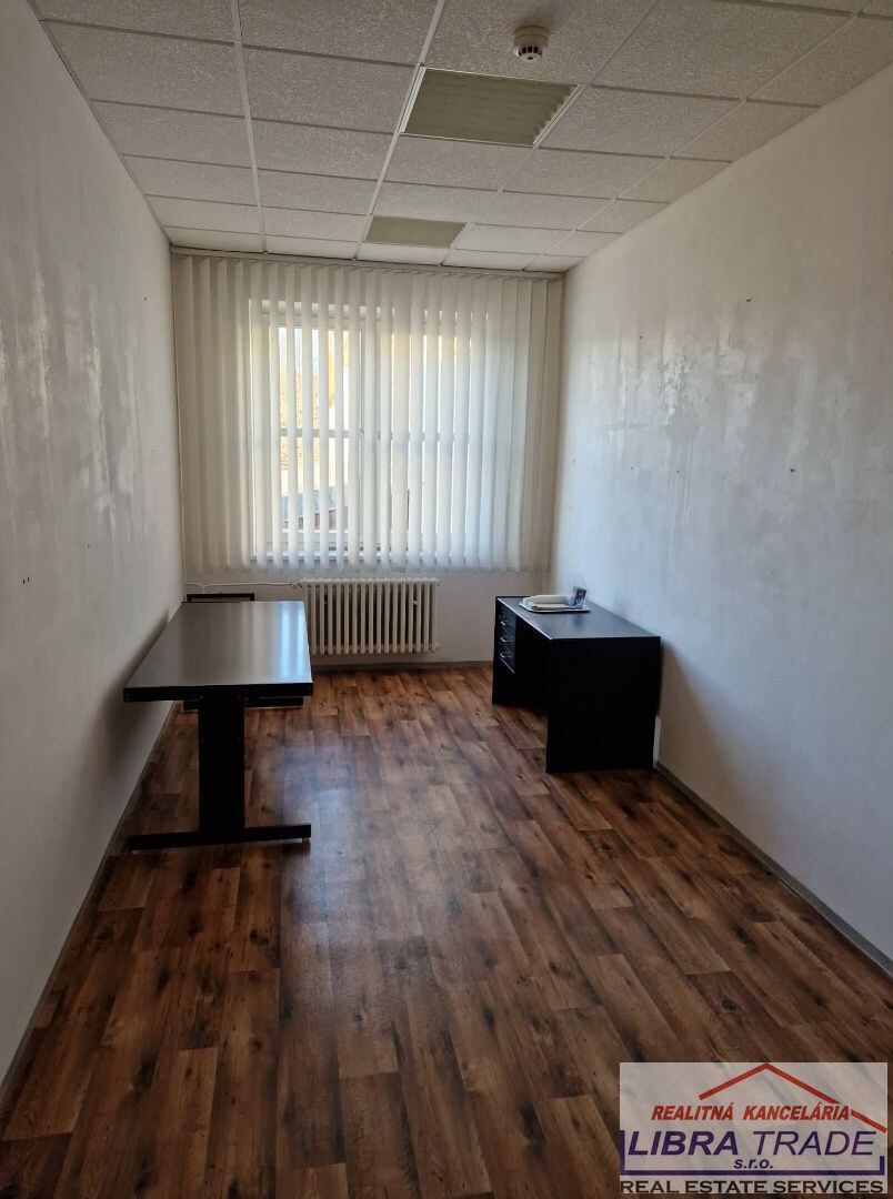 PRENÁJOM - Kancelárske priestory pri pošte v centre Komárna — foto 11