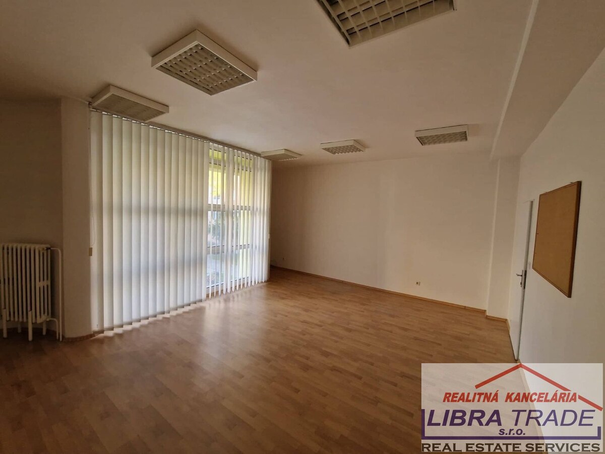 PRENÁJOM - Kancelárske priestory pri pošte v centre Komárna — foto 3
