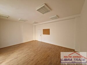 PRENÁJOM - Kancelárske priestory pri pošte v centre Komárna — foto 4