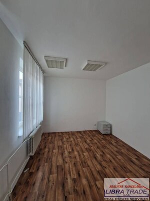 PRENÁJOM - Kancelárske priestory pri pošte v centre Komárna — foto 9
