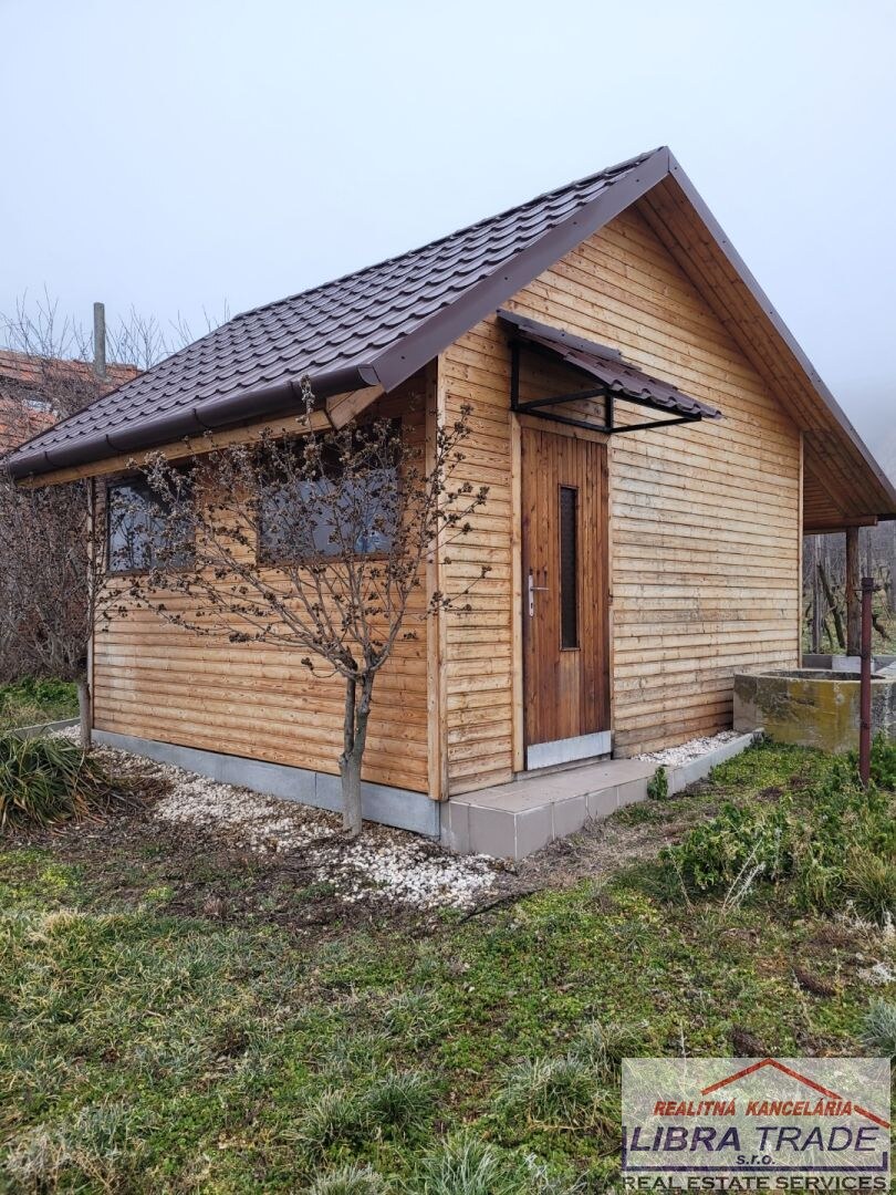 Predáme chatku s elektrinou, pekným pozemkom a viničom.