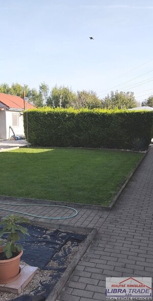 Menší rodinný dom na predaj s veľkým pozemkom v Nových Zámkoch. — foto 3