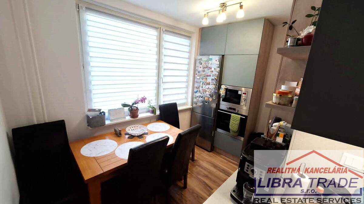 PREDAJ - Kompletne prerobený veľký 3 izbový byt prerobený na 4 izbový byt s 2 balkónmi na Komenského ul. v Komárne  — foto 3