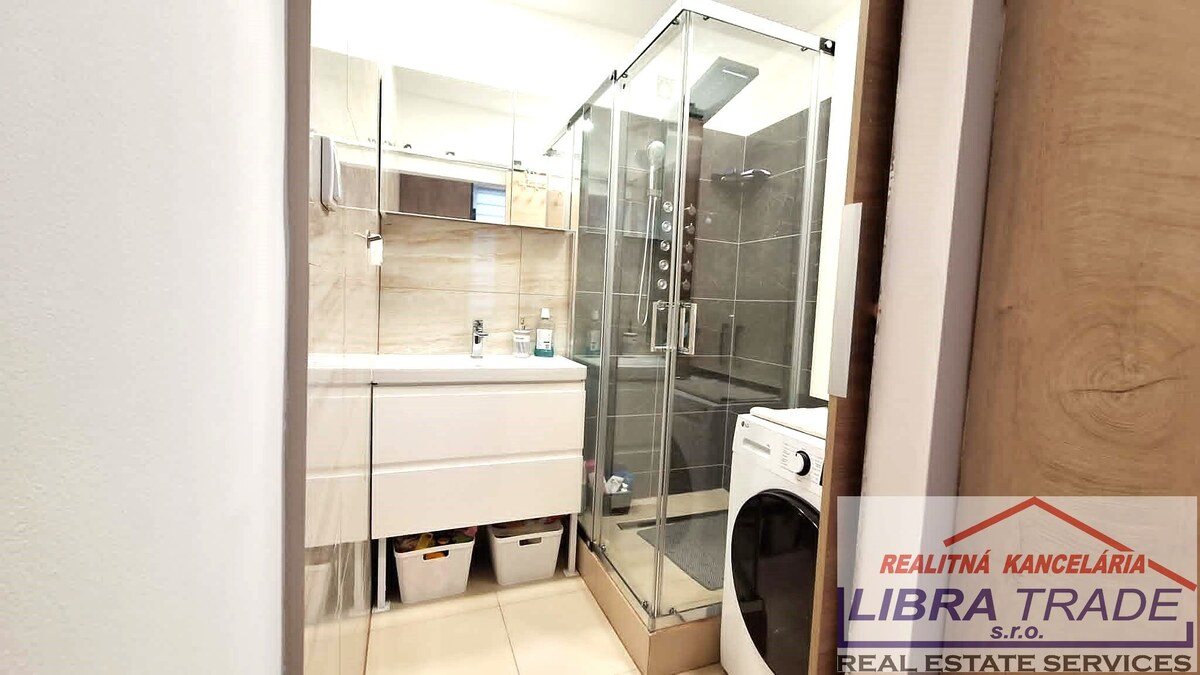 PREDAJ - Kompletne prerobený veľký 3 izbový byt prerobený na 4 izbový byt s 2 balkónmi na Komenského ul. v Komárne  — foto 7