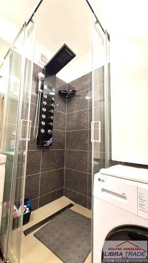 PREDAJ - Kompletne prerobený veľký 3 izbový byt prerobený na 4 izbový byt s 2 balkónmi na Komenského ul. v Komárne  — foto 9