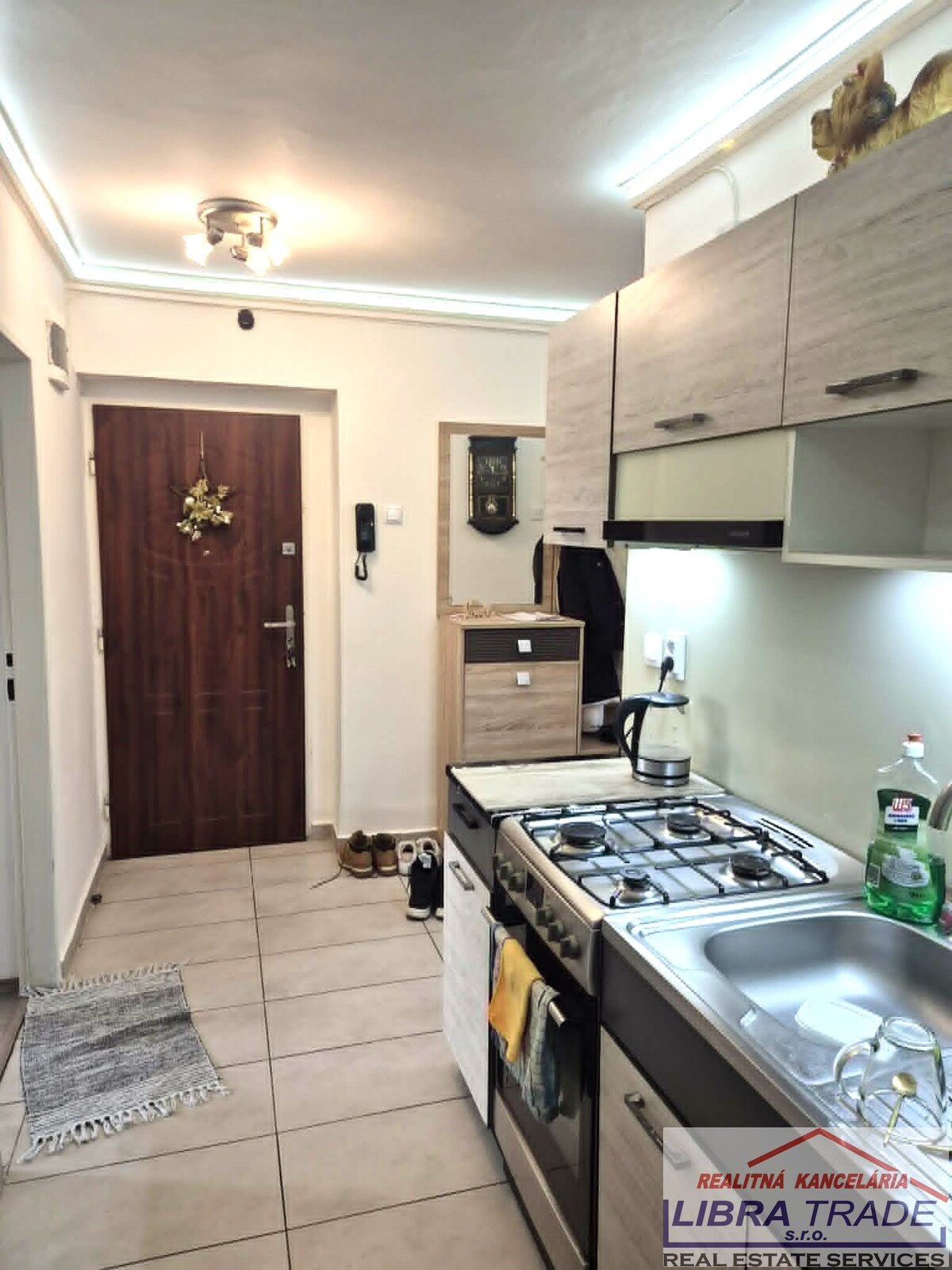 PREDAJ - Kompletne prerobený tehlový 3 izbový byt pôvodne 2 izbový byt v Komárne  — foto 3