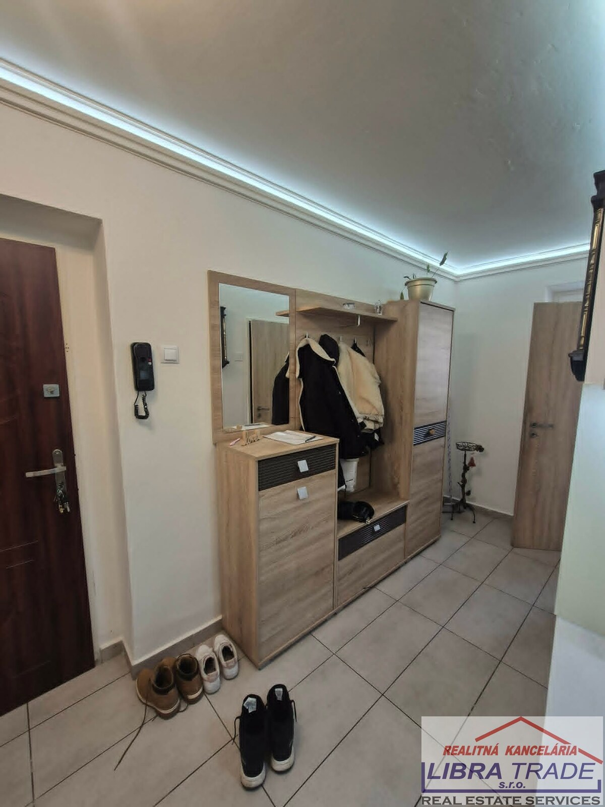 PREDAJ - Kompletne prerobený tehlový 3 izbový byt pôvodne 2 izbový byt v Komárne  — foto 4