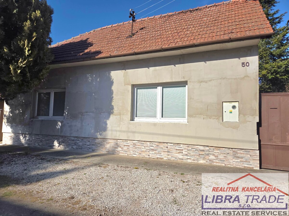 Ponúkame na predaj rodinný dom s pekným pozemkom v obci Nána. — foto 2