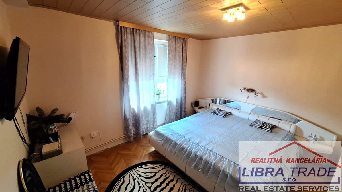 EXKLUZÍVNY PREDAJ - Zariadený kompletne prerobený 5 izbový rodinný dom v Komárne časť Nová Stráž — foto 24