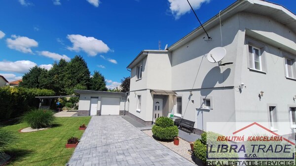 EXKLUZÍVNY PREDAJ - Zariadený kompletne prerobený 5 izbový rodinný dom v Komárne časť Nová Stráž
