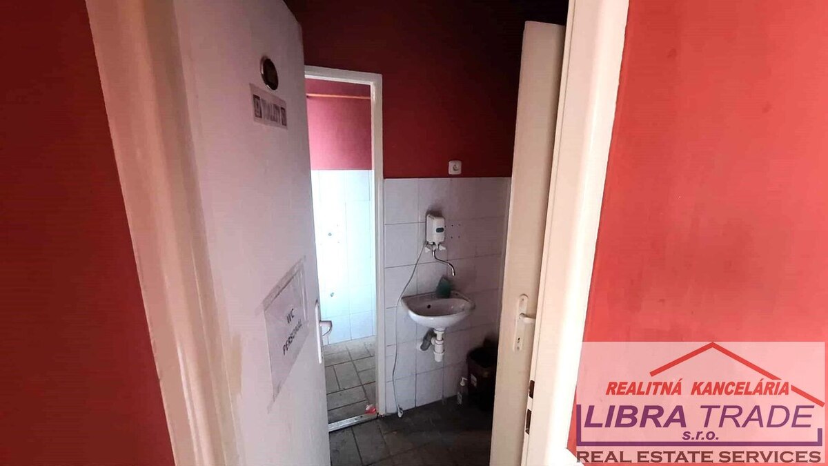 PREDAJ - Objekt vhodný na podnikanie, kanceláriu, obchod, kaviareň, reštauráciu v centre Komárna ZNÍŽENÁ CENA! — foto 14