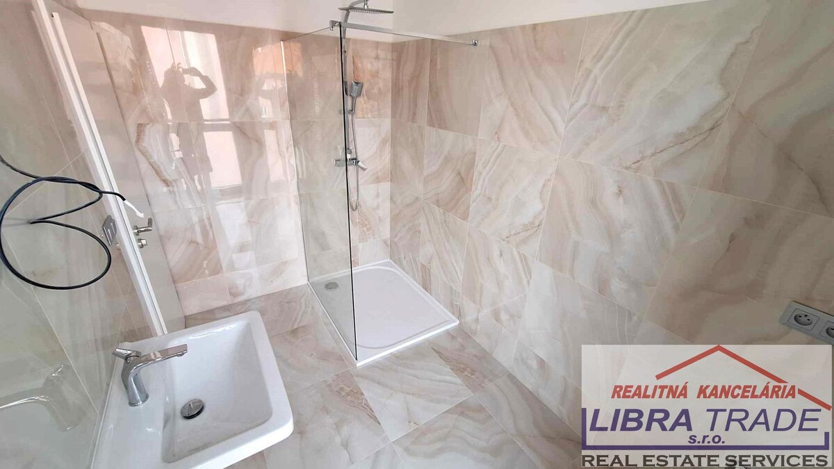 PREDAJ - veľký 4 izbový byt s vlastným kúrením s 2 terasami v centre Komárna DOHODA MOŽNÁ! — foto 10