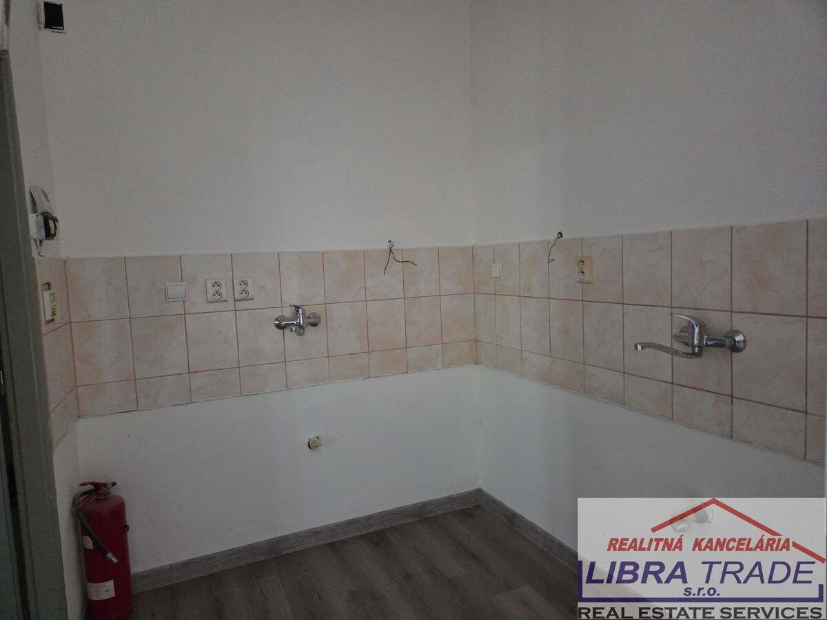 Radová zástavba na podnikateľské účely na predaj v Nových Zámkoch. — foto 14