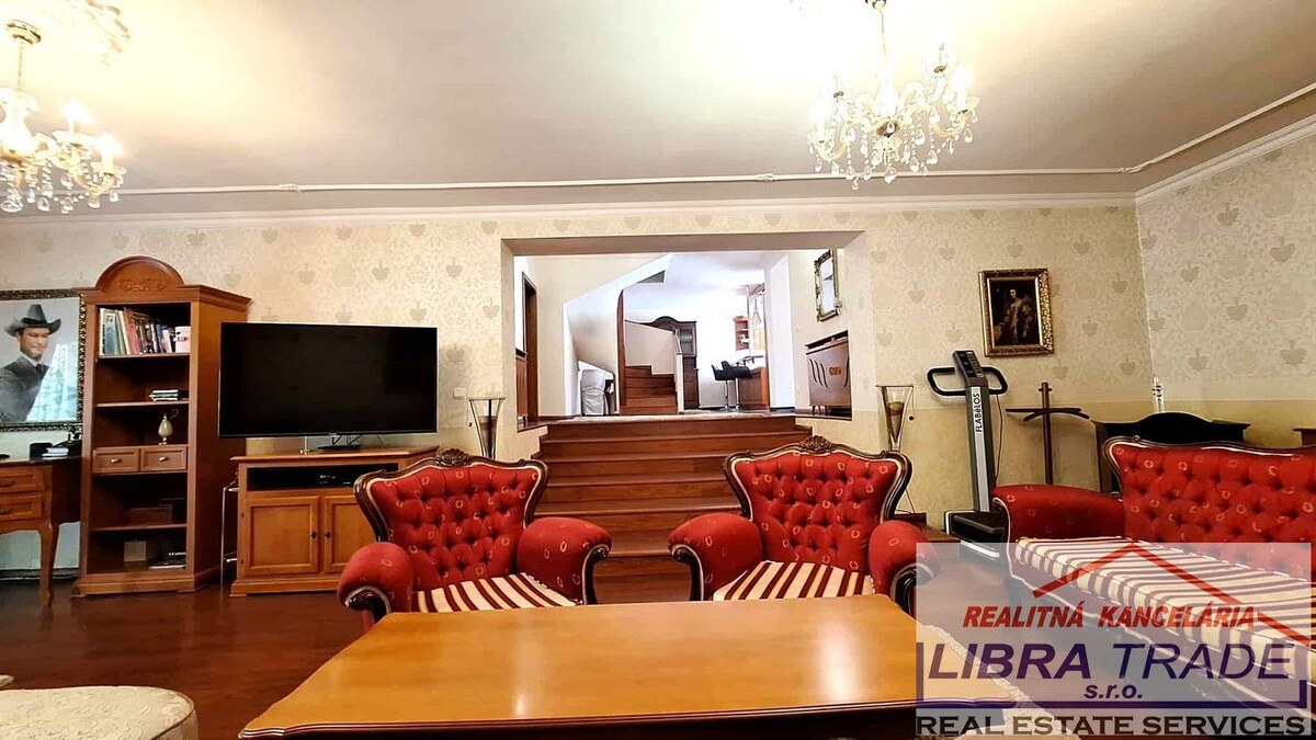 PREDAJ - Kompletne prerobený 5 izbový rodinný dom v tichej a vyhľadávanej lokalite v Komárne  — foto 11