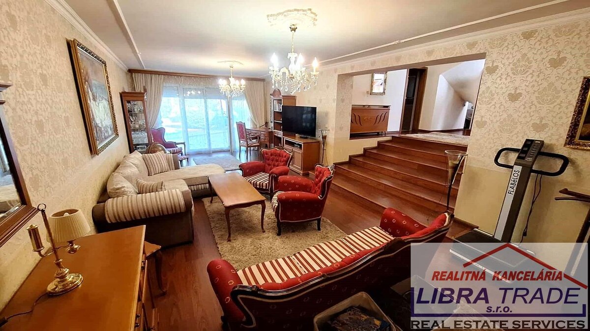 PREDAJ - Kompletne prerobený 5 izbový rodinný dom v tichej a vyhľadávanej lokalite v Komárne  — foto 13