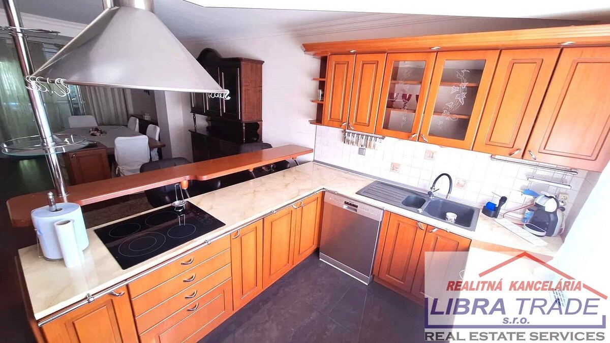 PREDAJ - Kompletne prerobený 5 izbový rodinný dom v tichej a vyhľadávanej lokalite v Komárne  — foto 8