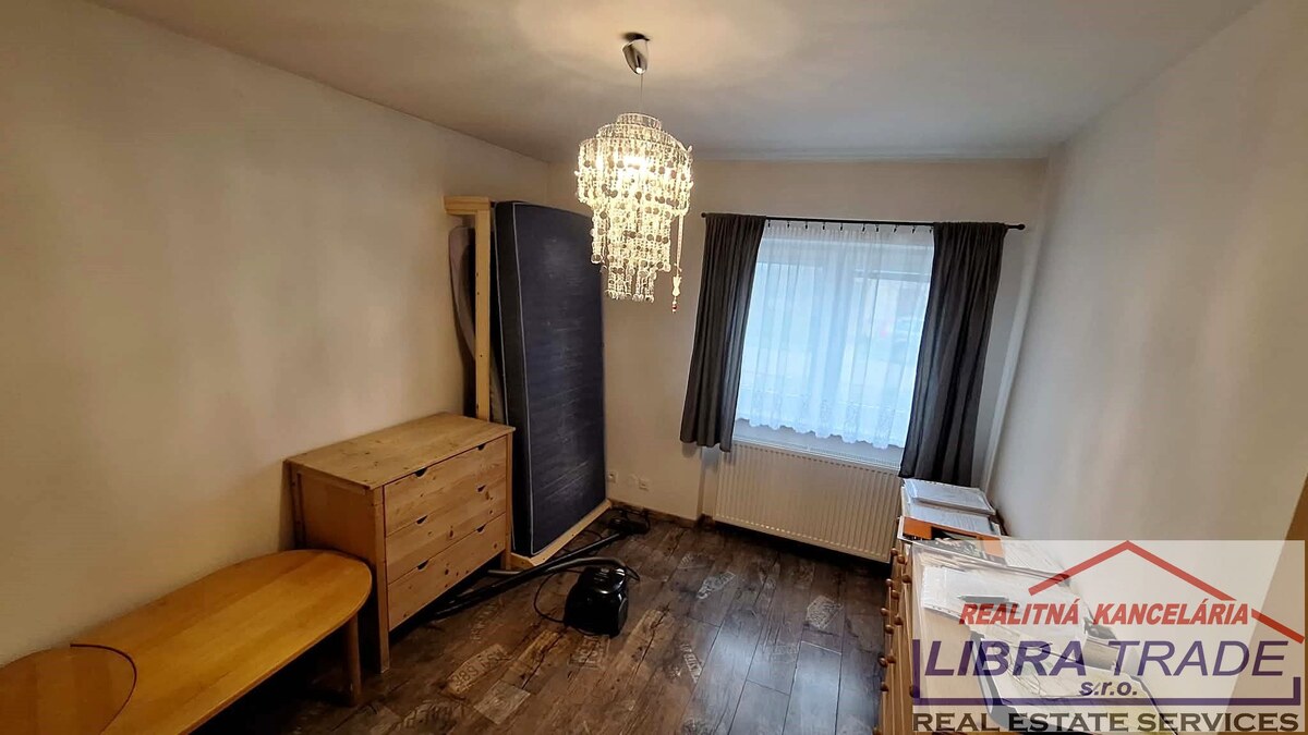EXKLUZÍVNY PREDAJ - 4 izbový kompletne prerobený rodinný dom s garážou v Novej Stráži časť Komárna — foto 13