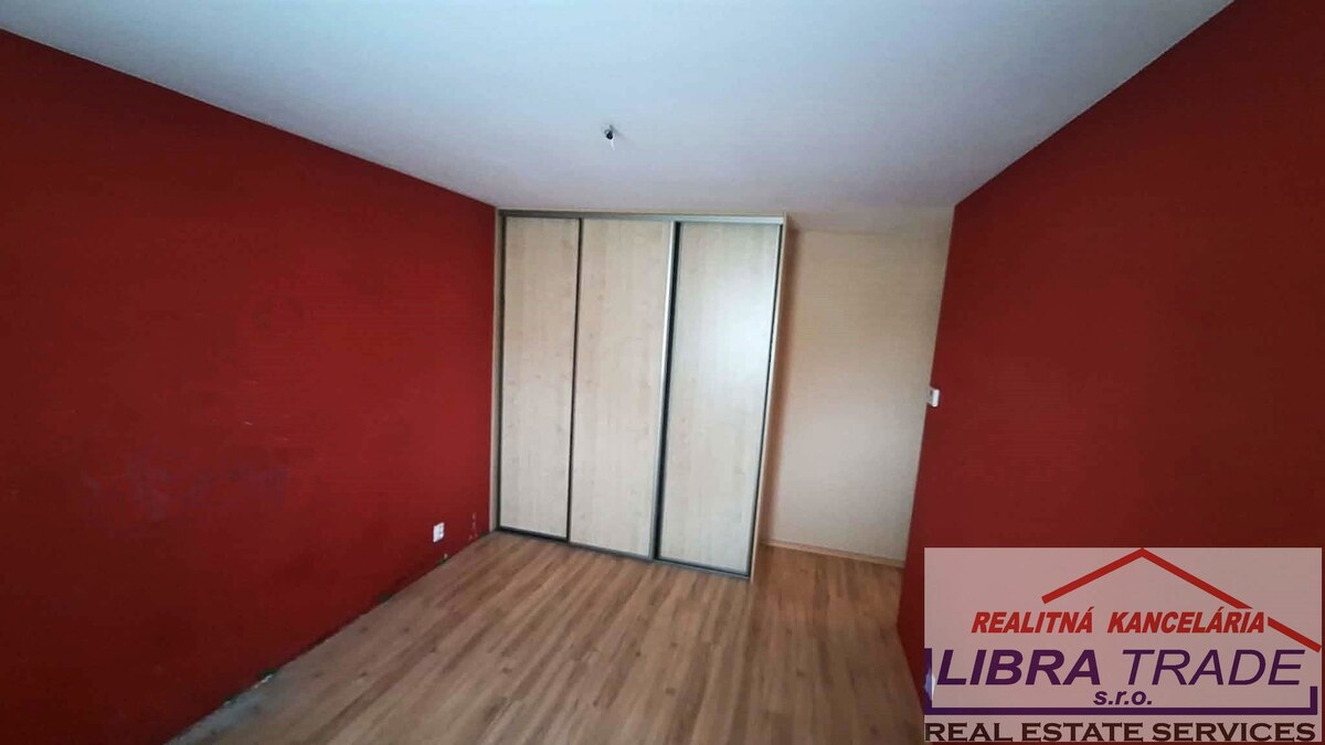 EXKLUZÍVNY PREDAJ - 4 izbový kompletne prerobený rodinný dom s garážou v Novej Stráži časť Komárna — foto 16