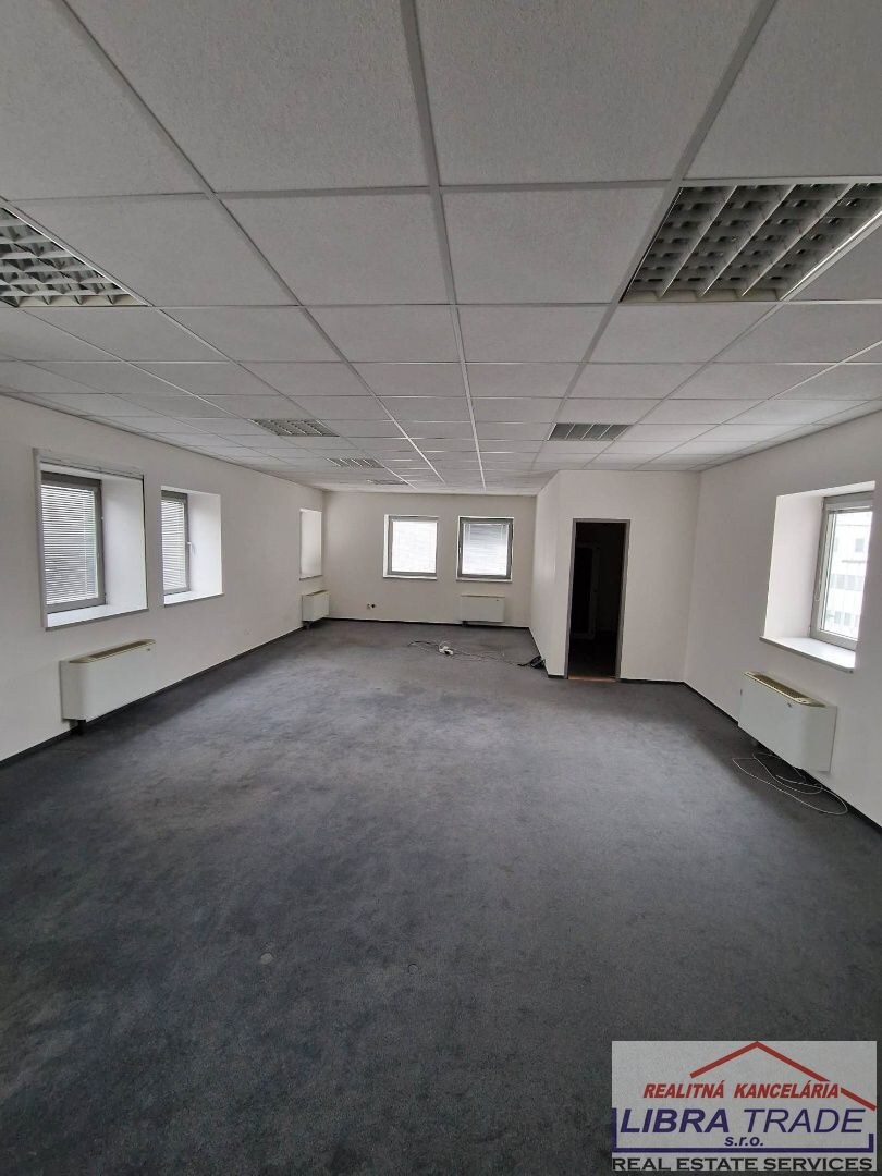 PRENÁJOM - Voľné kancelárie v budove NEXT, bezplatné parkovanie, Komárno — foto 23