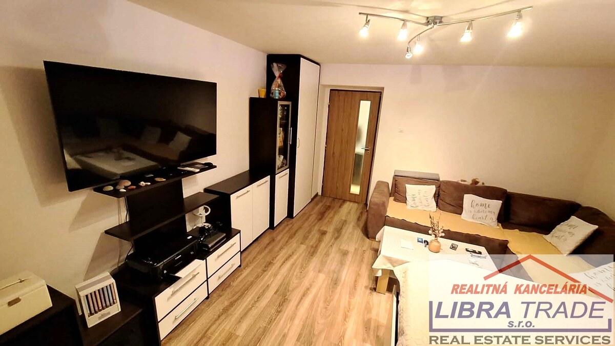 PREDAJ - Kompletne prerobený 2 izbový tehlový byt s vlastným kúrením a zariadením v Komárne  — foto 11