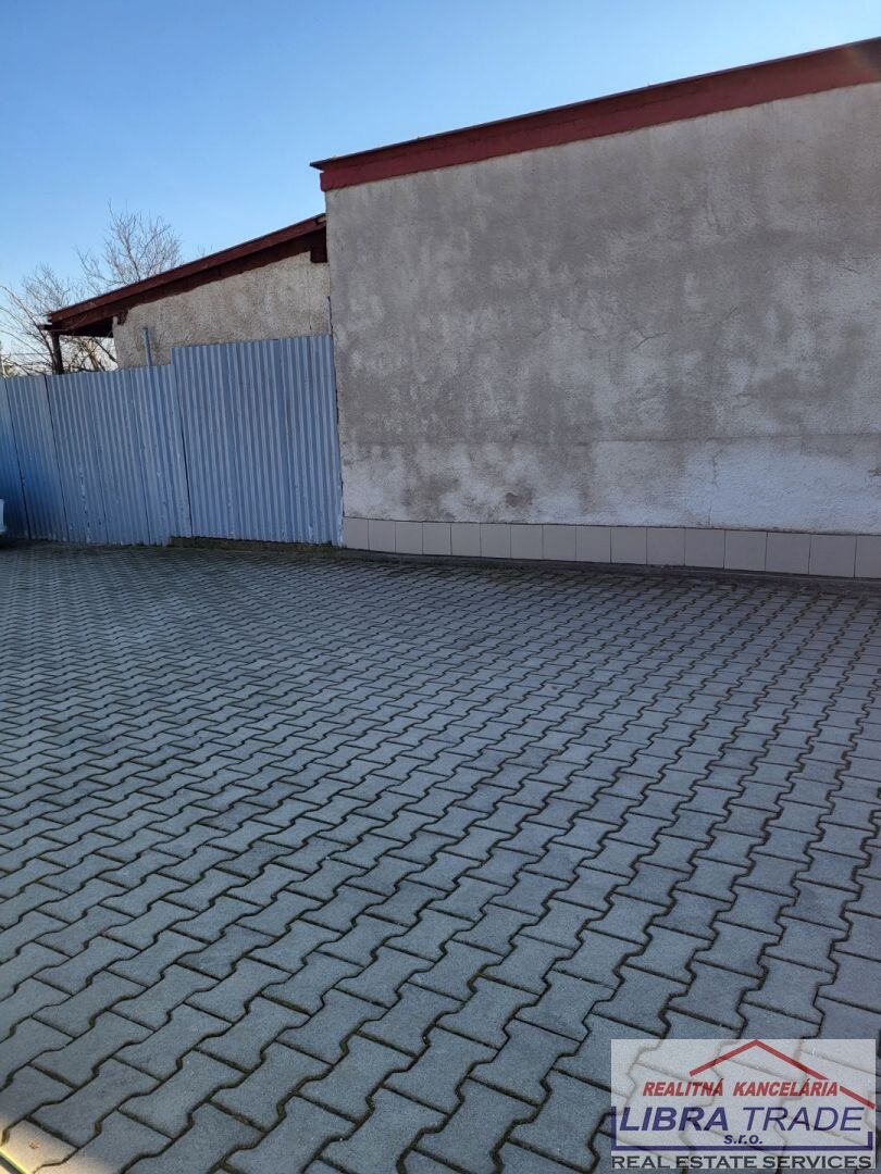 Kancelárske priestory  s veľkým parkoviskom do prenájmu v Nových Zámkoch. — foto 11