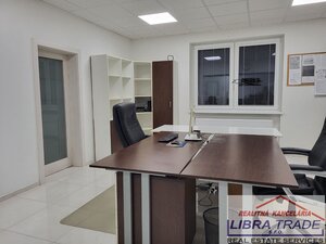Kancelárske priestory  s veľkým parkoviskom do prenájmu v Nových Zámkoch. — foto 3