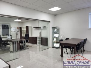 Kancelárske priestory  s veľkým parkoviskom do prenájmu v Nových Zámkoch. — foto 4
