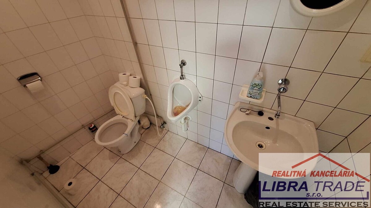 NA PRENÁJOM VÁM PONÚKAM PRIEMYSELNÝ AREÁL S ADMINISTRATÍVNOU BUDOVOU, SKLADOVÝMI PRIESTORMI — foto 21