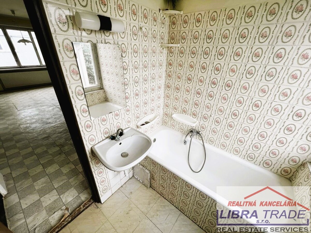 PREDAJ - 6 izbový poschodový dvojgeneračný tehlový rodinný dom v BENE, Komárno — foto 7