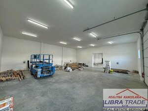 NA PRENÁJOM vám ponúkam murovaný sklad s 3 garážovými bránami a kanceláriami v Komárne — foto 13