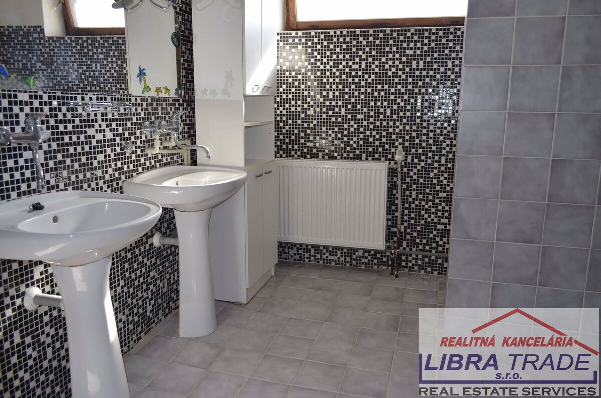Na predaj dvojgeneračný 7-izbový rodinný dom v tichej a lukratívnej lokalite v Nových Zámkov. — foto 13