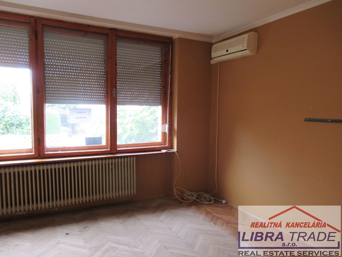 Na predaj dvojgeneračný 7-izbový rodinný dom v tichej a lukratívnej lokalite v Nových Zámkov. — foto 3
