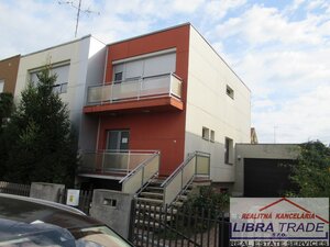 Na predaj dvojgeneračný 7-izbový rodinný dom v tichej a lukratívnej lokalite v Nových Zámkov. — foto 1