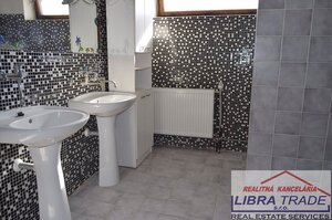 Na predaj dvojgeneračný 7-izbový rodinný dom v tichej a lukratívnej lokalite v Nových Zámkov. — foto 13