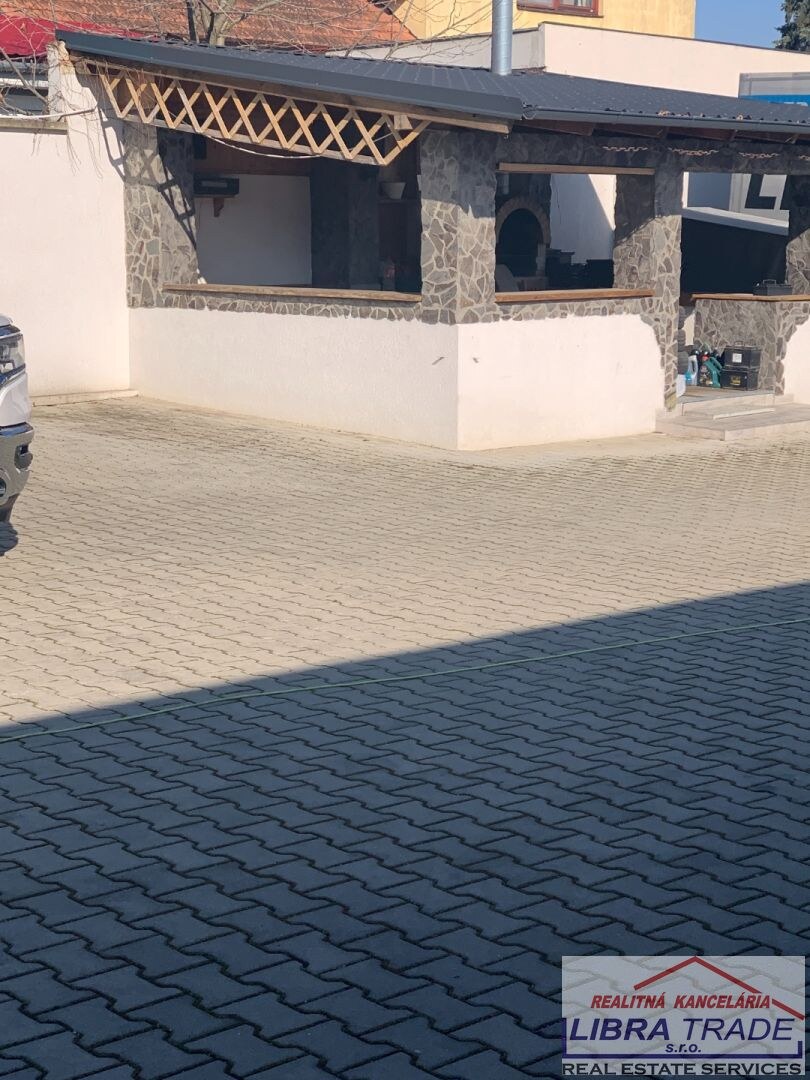 Kancelárske priestory  s veľkým parkoviskom do prenájmu v Nových Zámkoch. — foto 6
